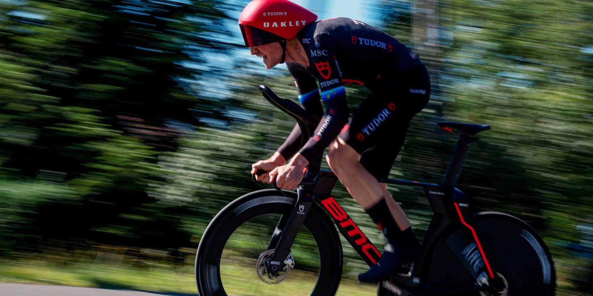 Ciclista su BMC da cronometro in piena velocità